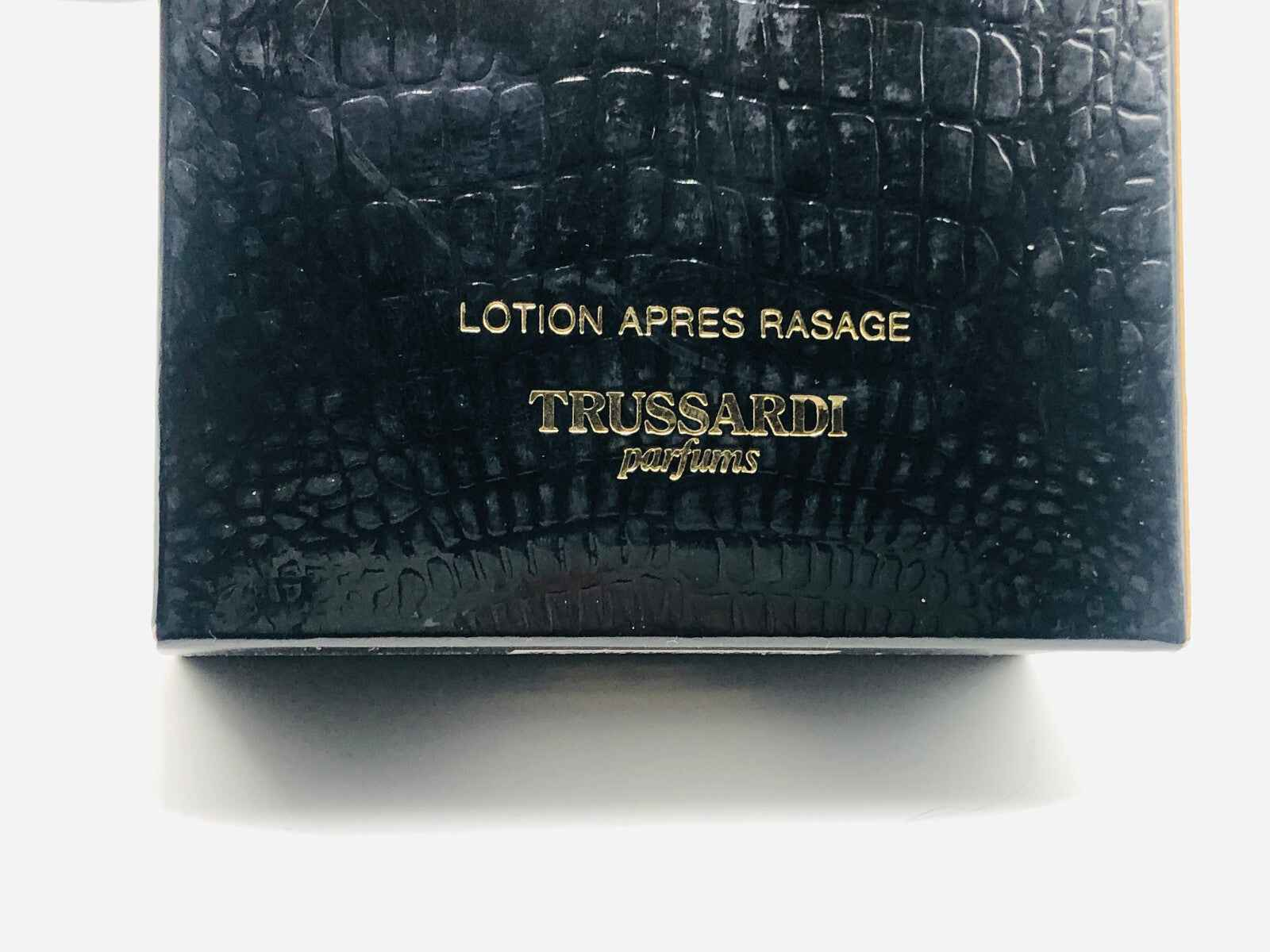 Scatola di lozione dopo rasatura Trussardi Uomo Vintage con design elegante e dettagli in oro
