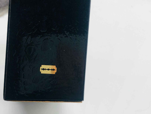 Scatola elegante Trussardi Uomo Vintage con design raffinato e logo dorato