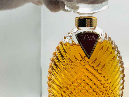 Flacone di profumo Diva Ungaro Vintage con design elegante e tonalità dorata