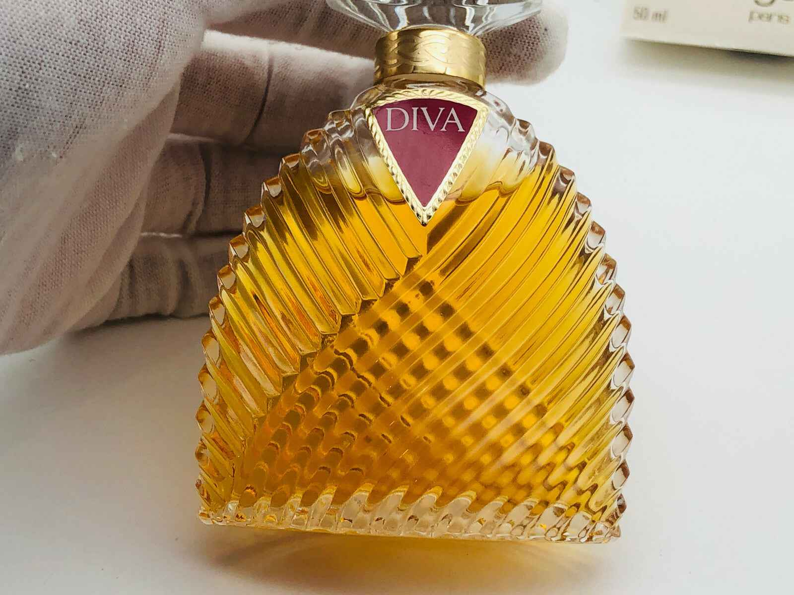 Flacone di profumo Diva Ungaro Vintage con design elegante e colore ambrato