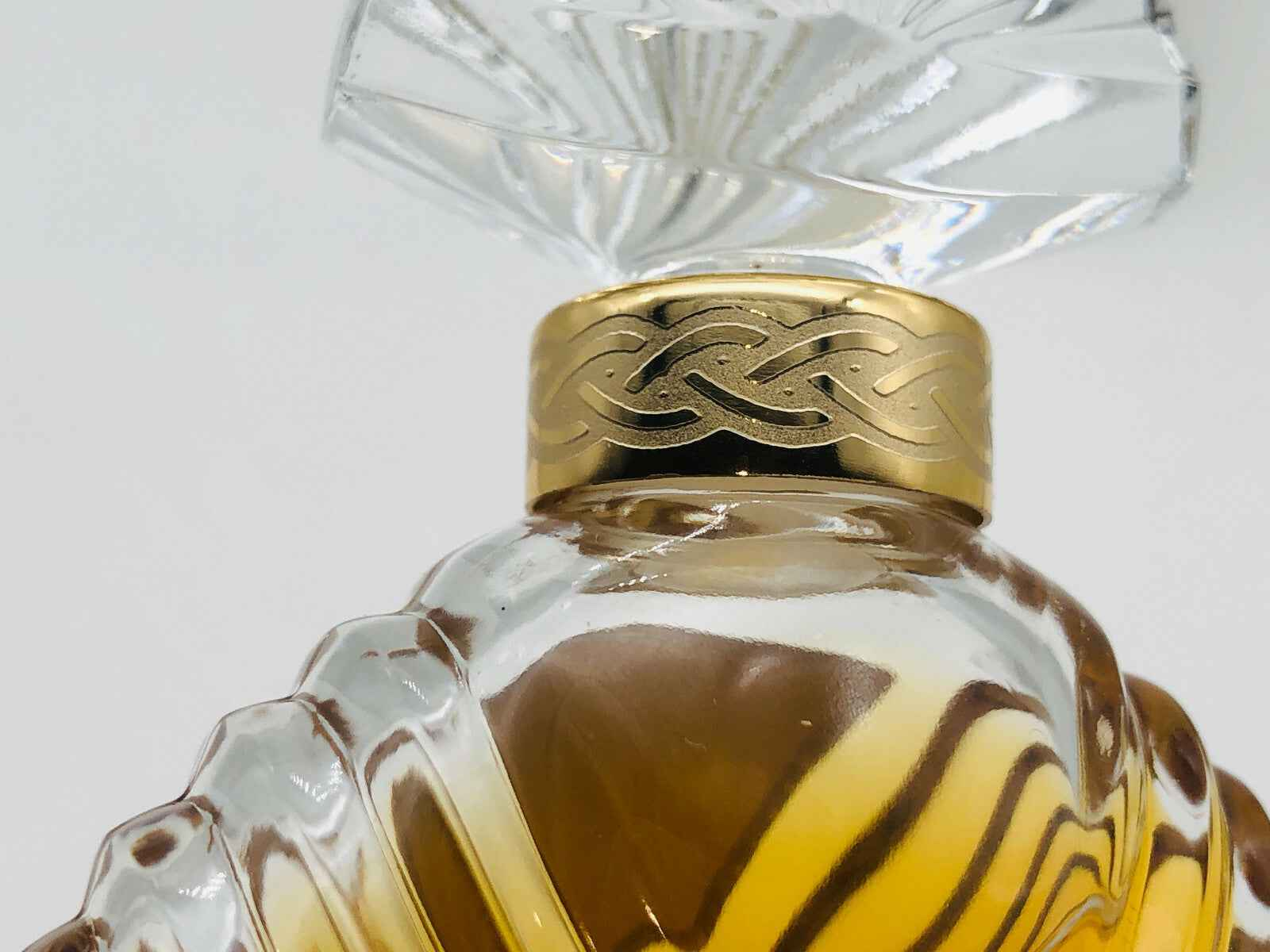 Bottiglia di profumo vintage Profumo Diva Ungaro Vintage con tappo di cristallo e dettagli dorati