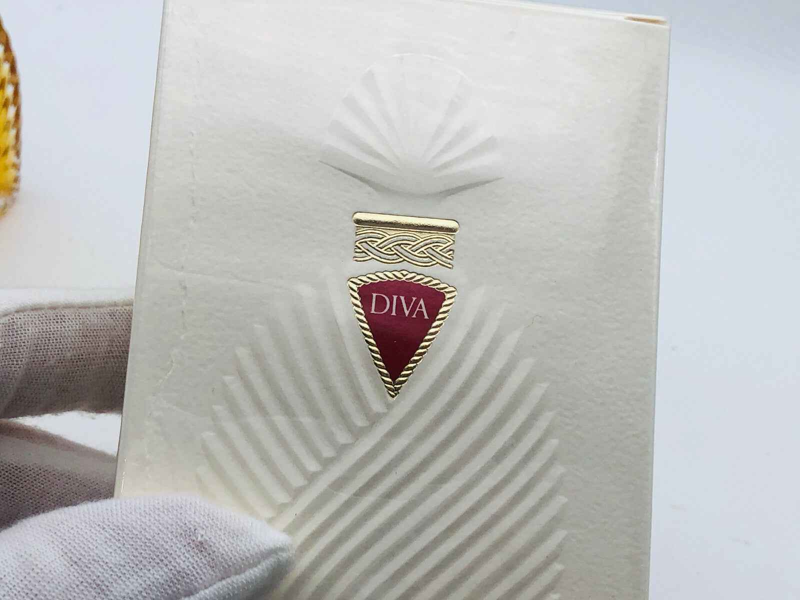 Confezione del profumo Diva Ungaro Vintage con design elegante e dettagli dorati