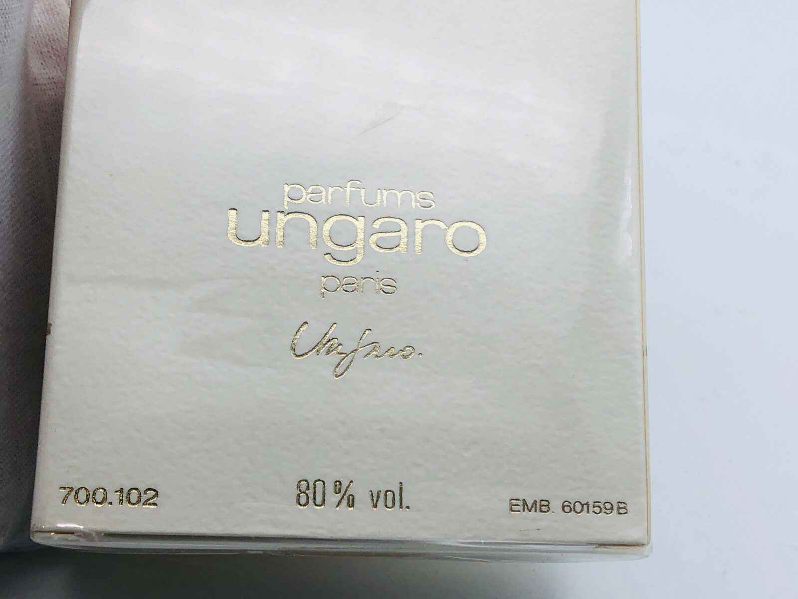 Scatola del profumo Diva Ungaro Vintage con scritte oro su sfondo bianco