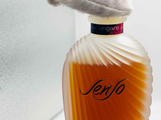 Profumo Senso Ungaro Vintage in flacone dalla forma ondulata con tonalità ambrata