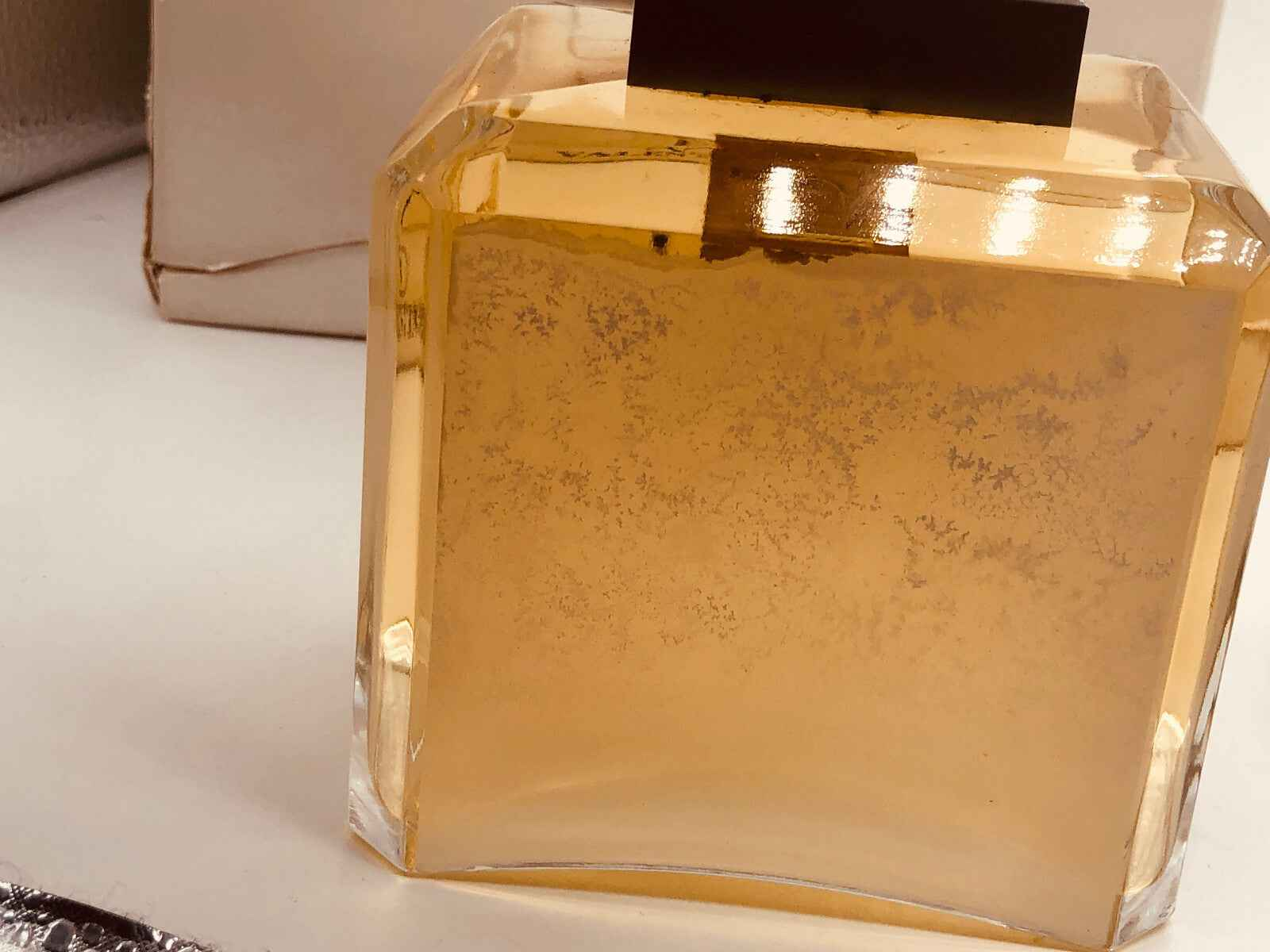 Flacone di profumo Very Valentino Vintage con design elegante e profumo avvolgente