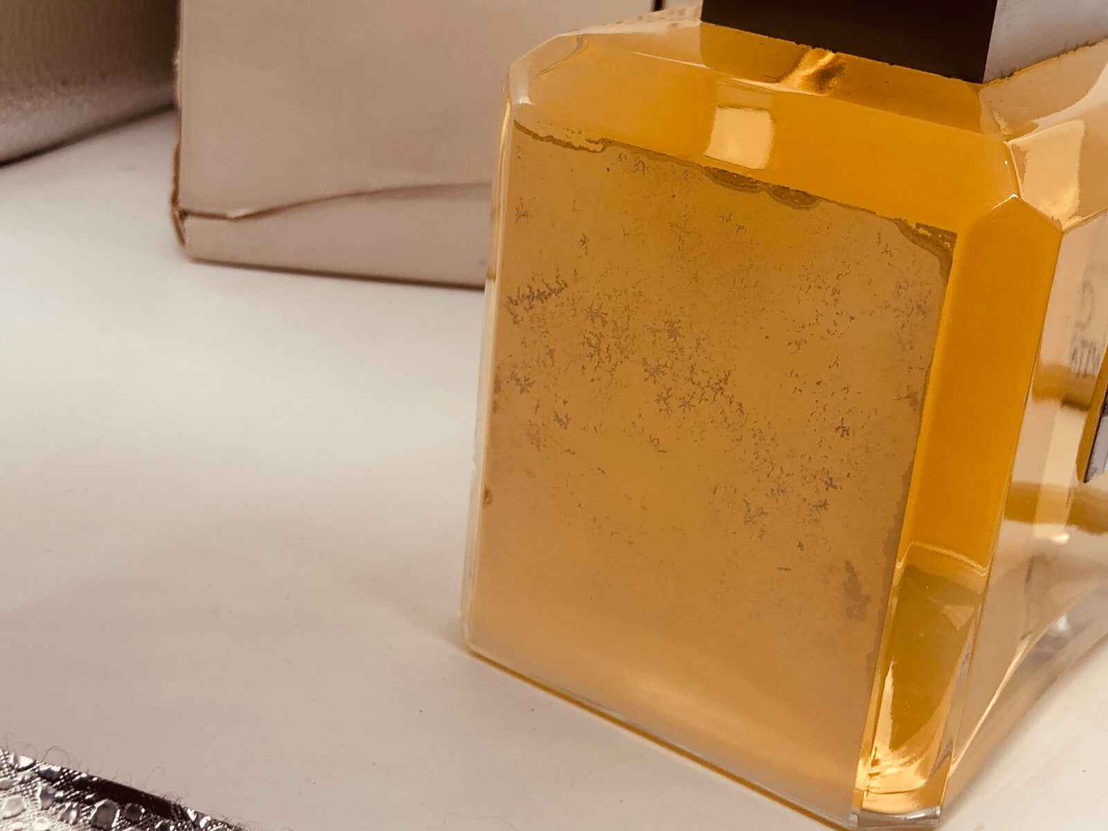 Flacone di profumo Very Valentino Vintage con design elegante e liquido dorato