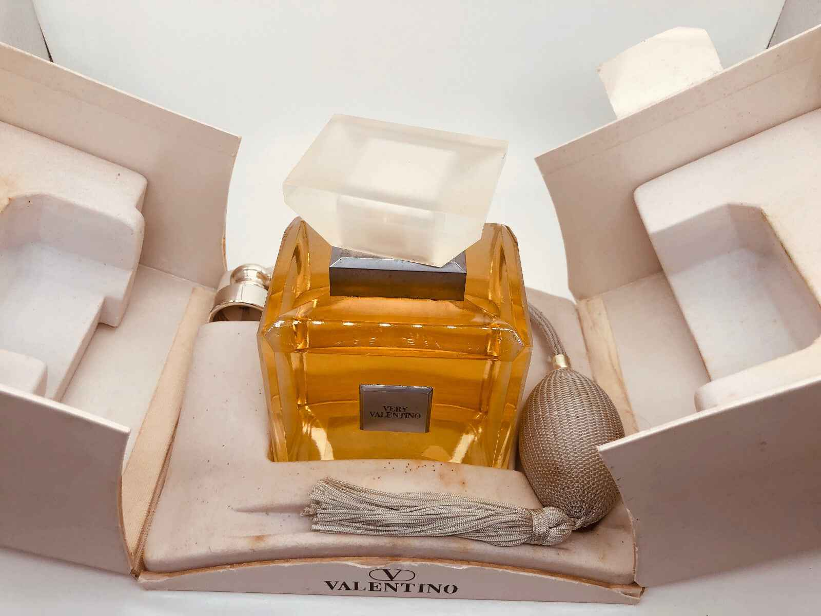 Profumo Very Valentino Vintage in flacone elegante con pompetta, confezione originale inclusa