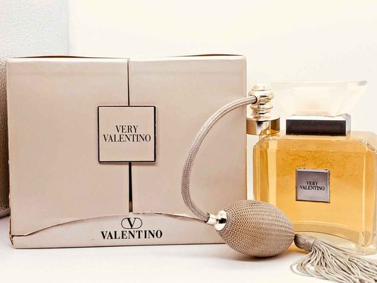 Profumo Very Valentino Vintage con flacone elegante e vaporizzatore in un raffinato cofanetto