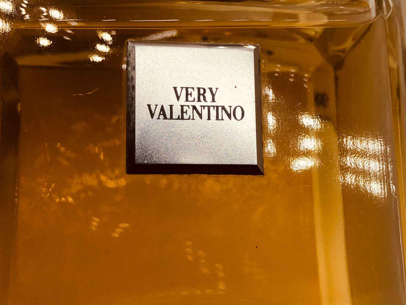 Flacone di profumo Very Valentino Vintage con etichetta elegante e tonalità dorata
