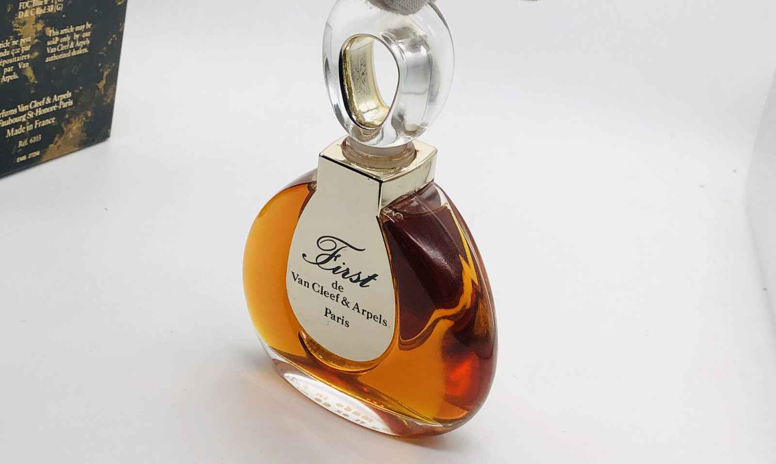 Profumo First Van Cleef & Arpels in flacone elegante con tonalità calde e forma distintiva