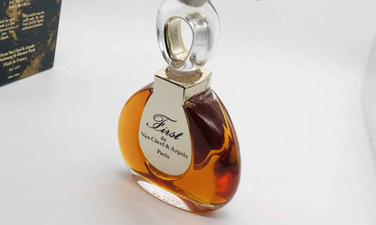 Profumo First Van Cleef & Arpels in flacone elegante con tonalità calde e forma distintiva