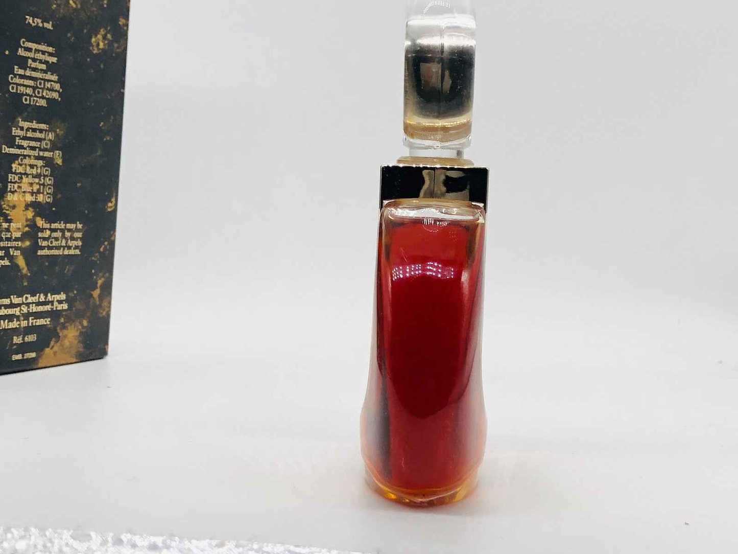 Eau de Parfum First Van Cleef & Arpels in elegante flacone con tonalità rosse, ideale per ogni occasione