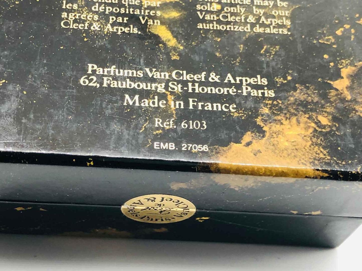 Scatola del profumo First Van Cleef & Arpels con dettagli in oro e indirizzo di produzione in Francia
