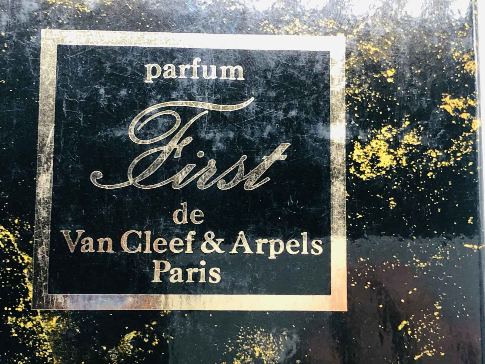 Scatola del profumo First Van Cleef & Arpels con design elegante e dettagli dorati
