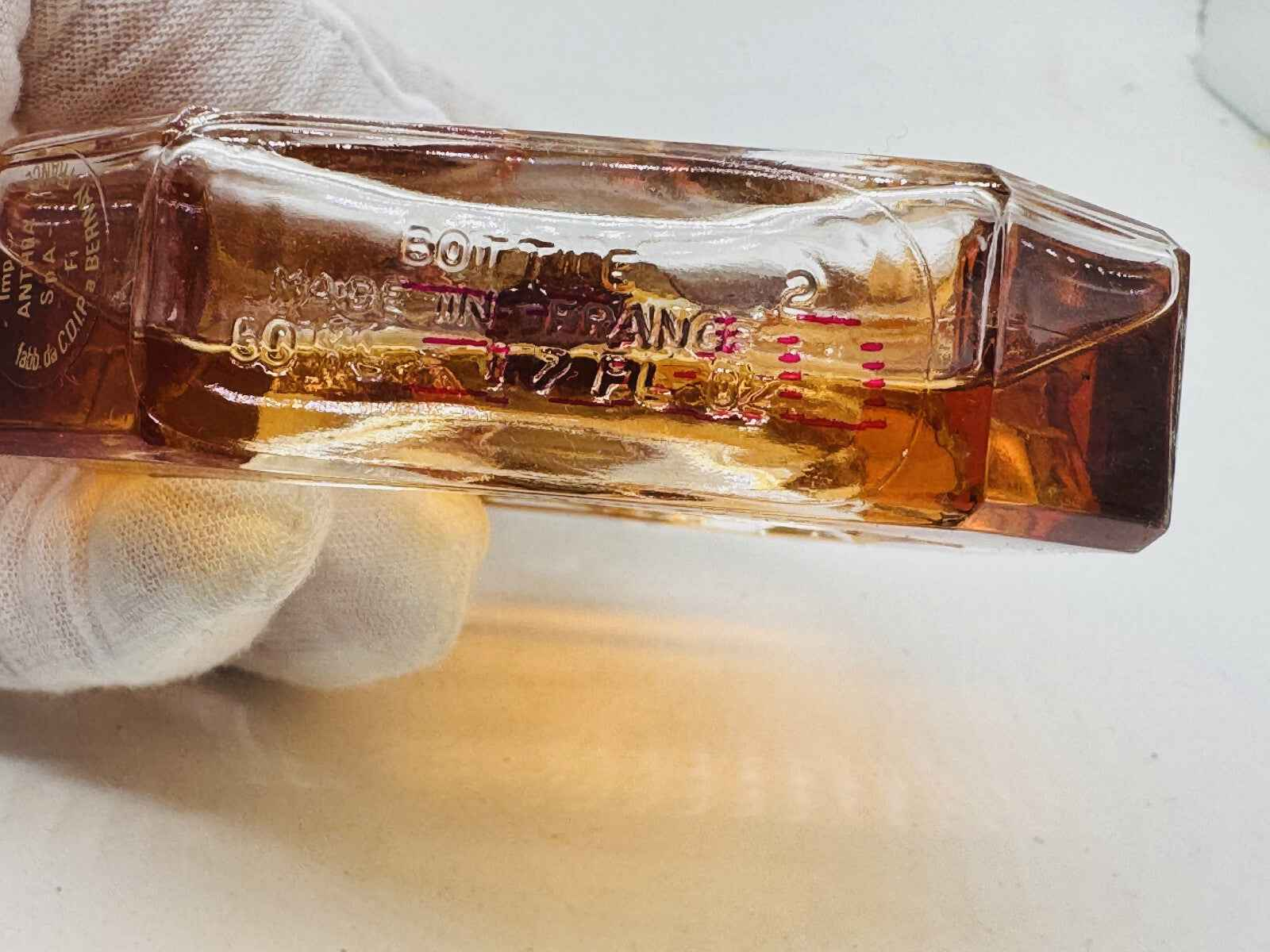 Flacone di profumo Gem Vintage di Van Cleef & Arpels con design elegante e riflessi dorati