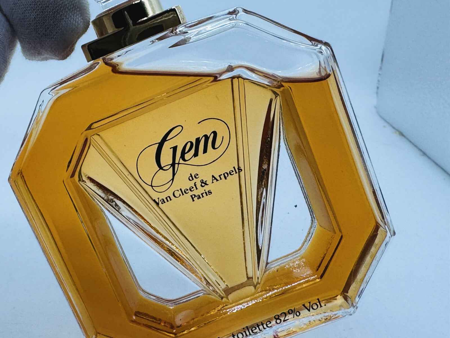 Profumo Gem Vintage di Van Cleef & Arpels in flacone esagonale elegante con liquido dorato