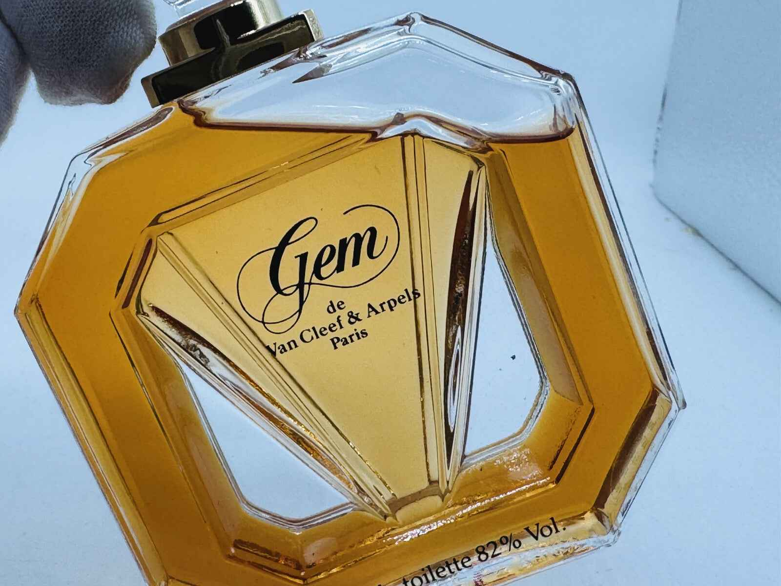 Profumo Gem Vintage di Van Cleef & Arpels in flacone esagonale elegante con liquido dorato