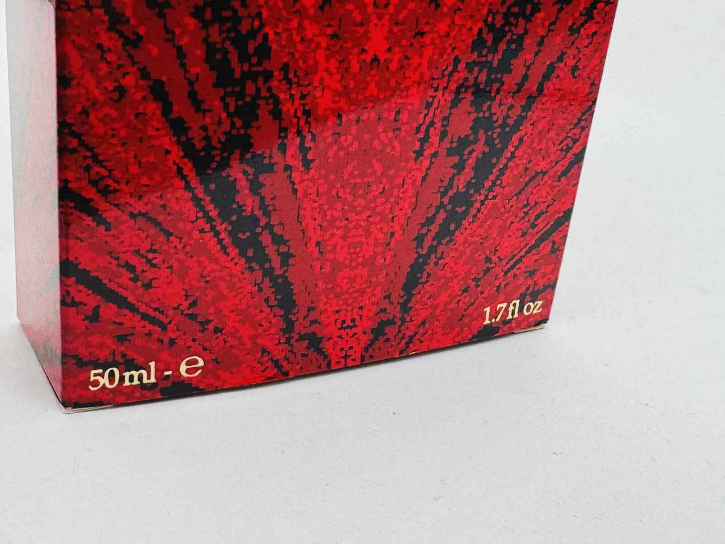 Scatola del profumo Gem Vintage di Van Cleef & Arpels da 50 ml con design rosso e dettagli eleganti