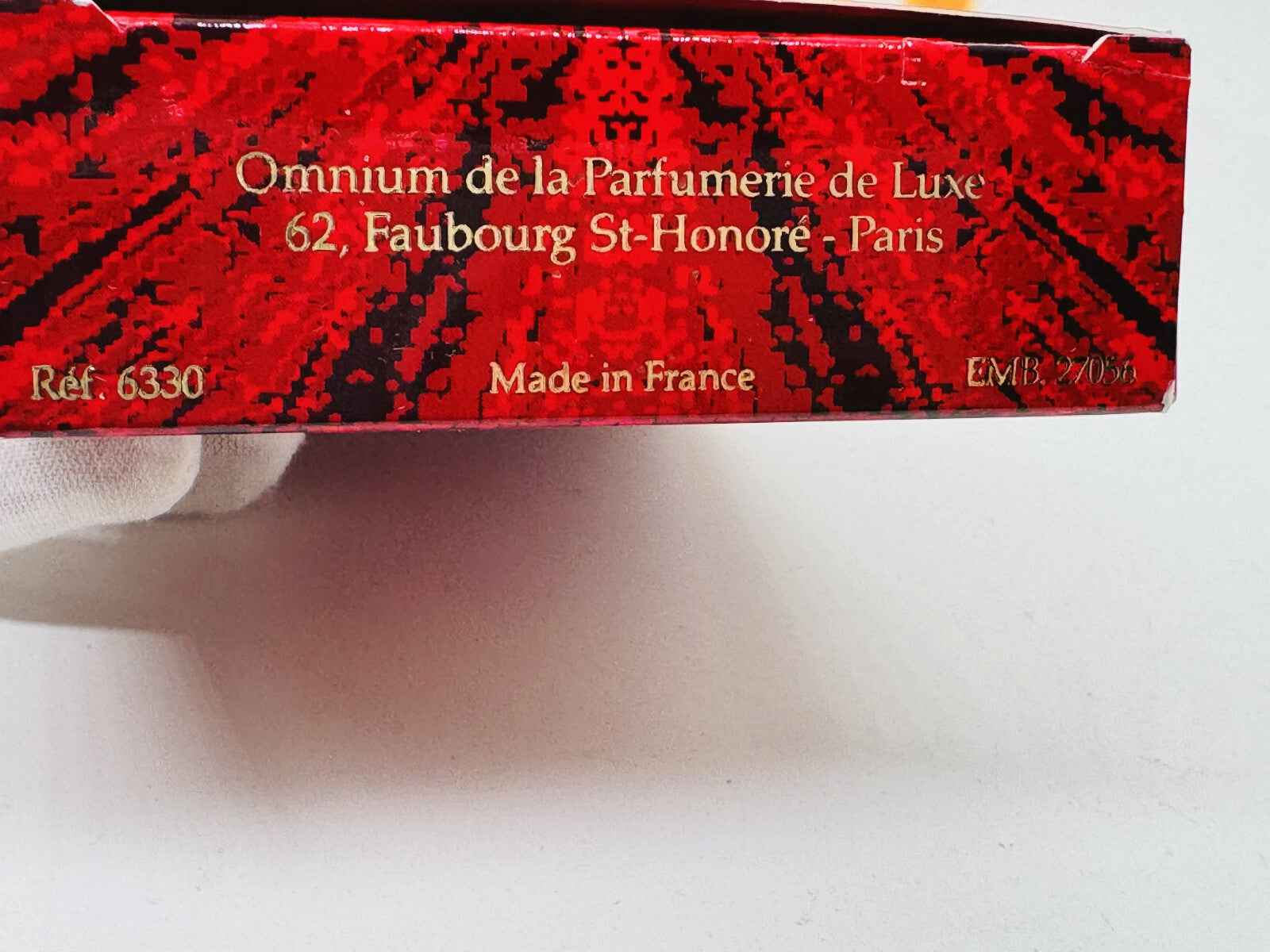 Scatola di profumo Gem Vintage di Van Cleef & Arpels con design rosso e dettagli eleganti
