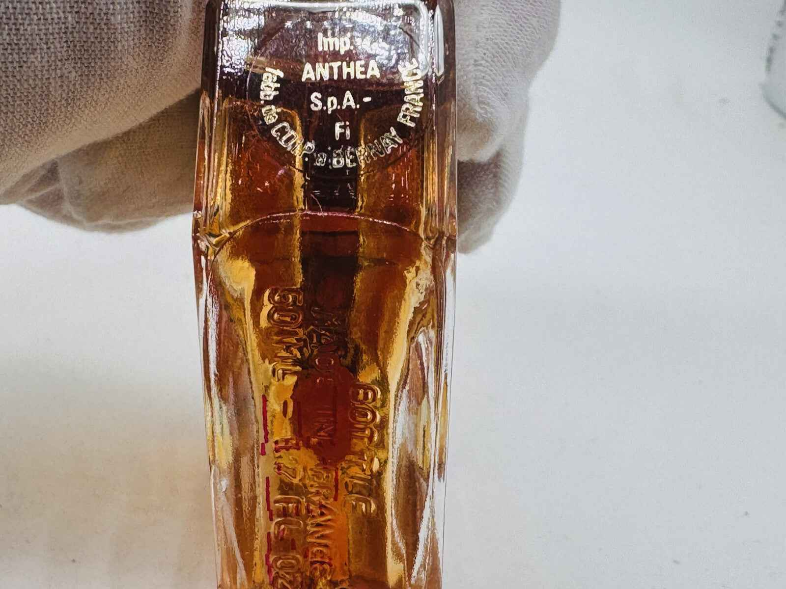 Flacone di profumo Gem Vintage di Van Cleef & Arpels con design elegante e vetro trasparente