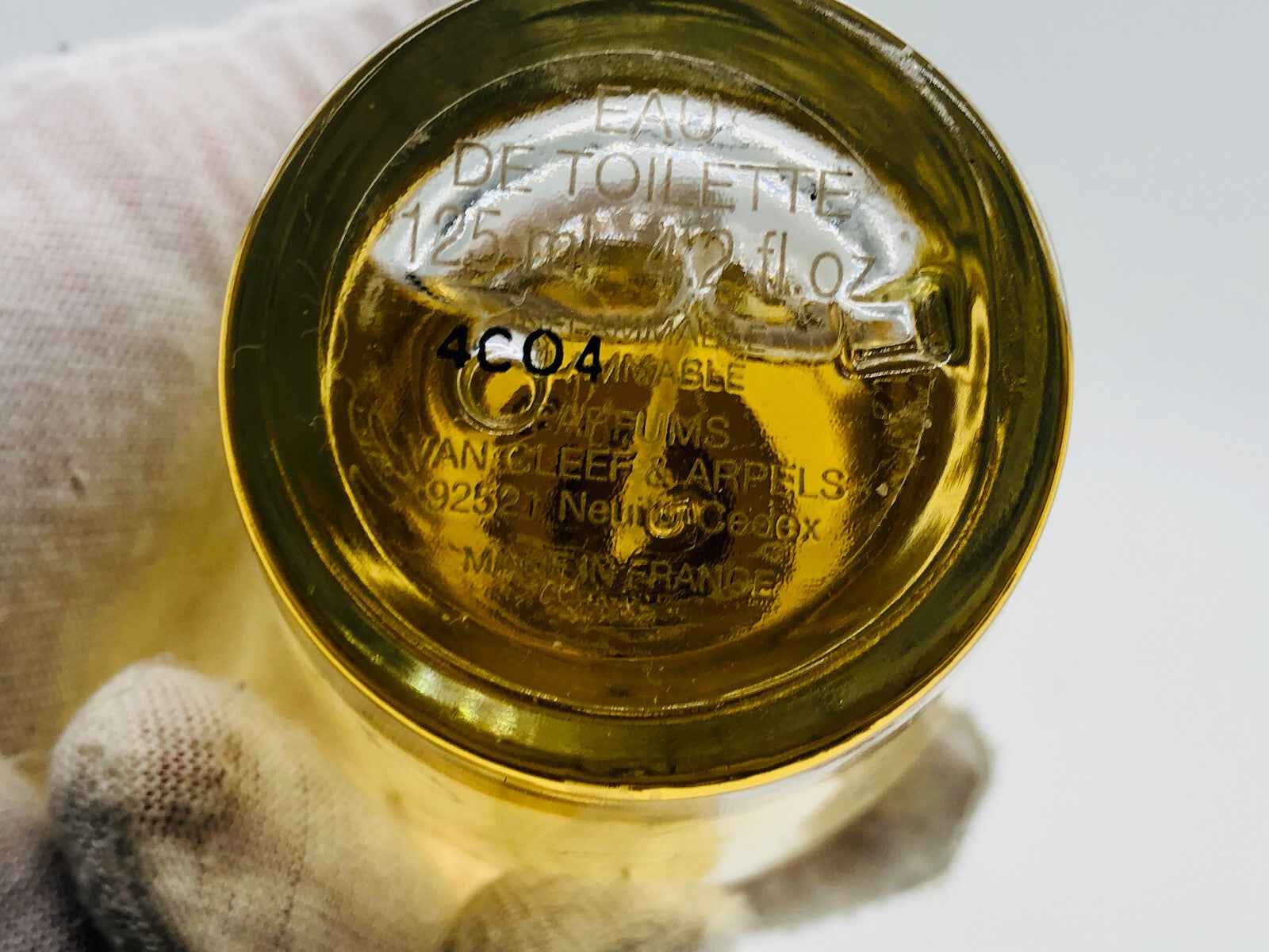 Flacone di profumo Les Saisons Ete di Van Cleef & Arpels con etichetta chiara e colore giallo intenso