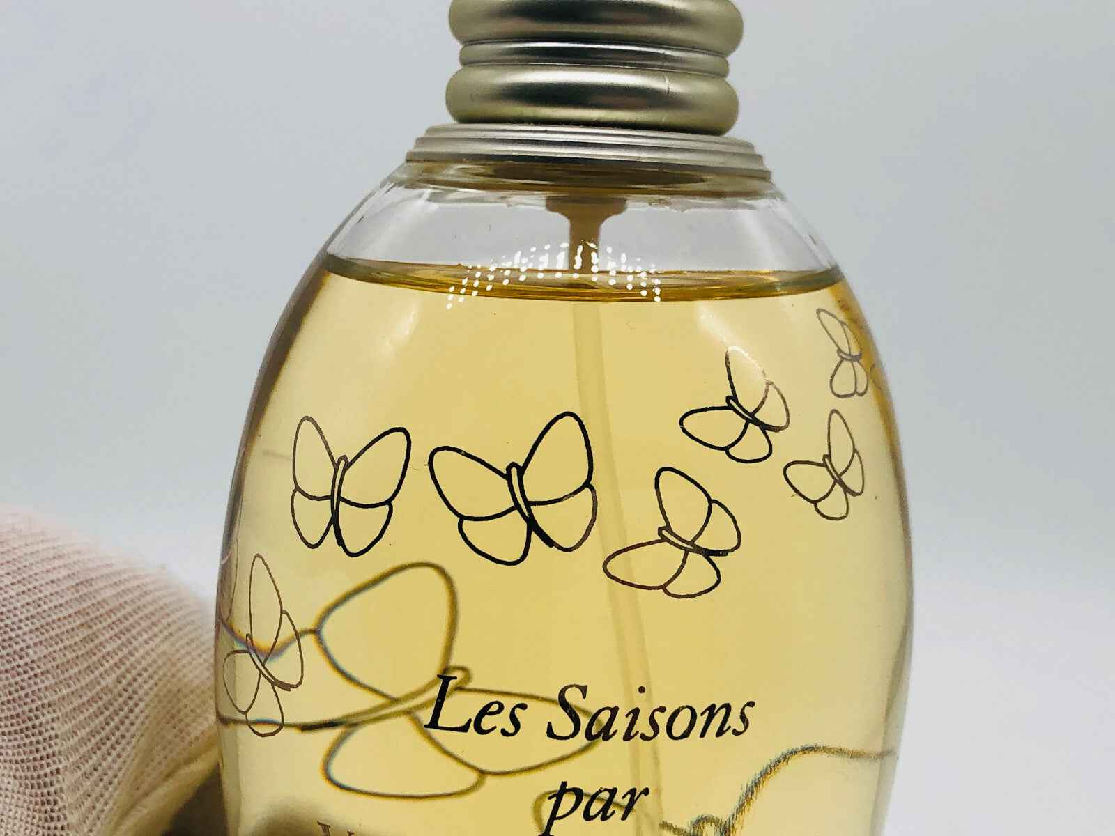 Flacone di profumo Les Saisons Ete di Van Cleef & Arpels con motivo di farfalle eleganti