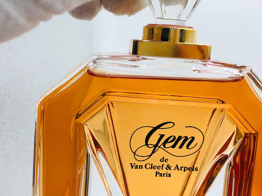 Flacone di profumo Gem Van Cleef in elegante design con etichetta distintiva di Van Cleef & Arpels