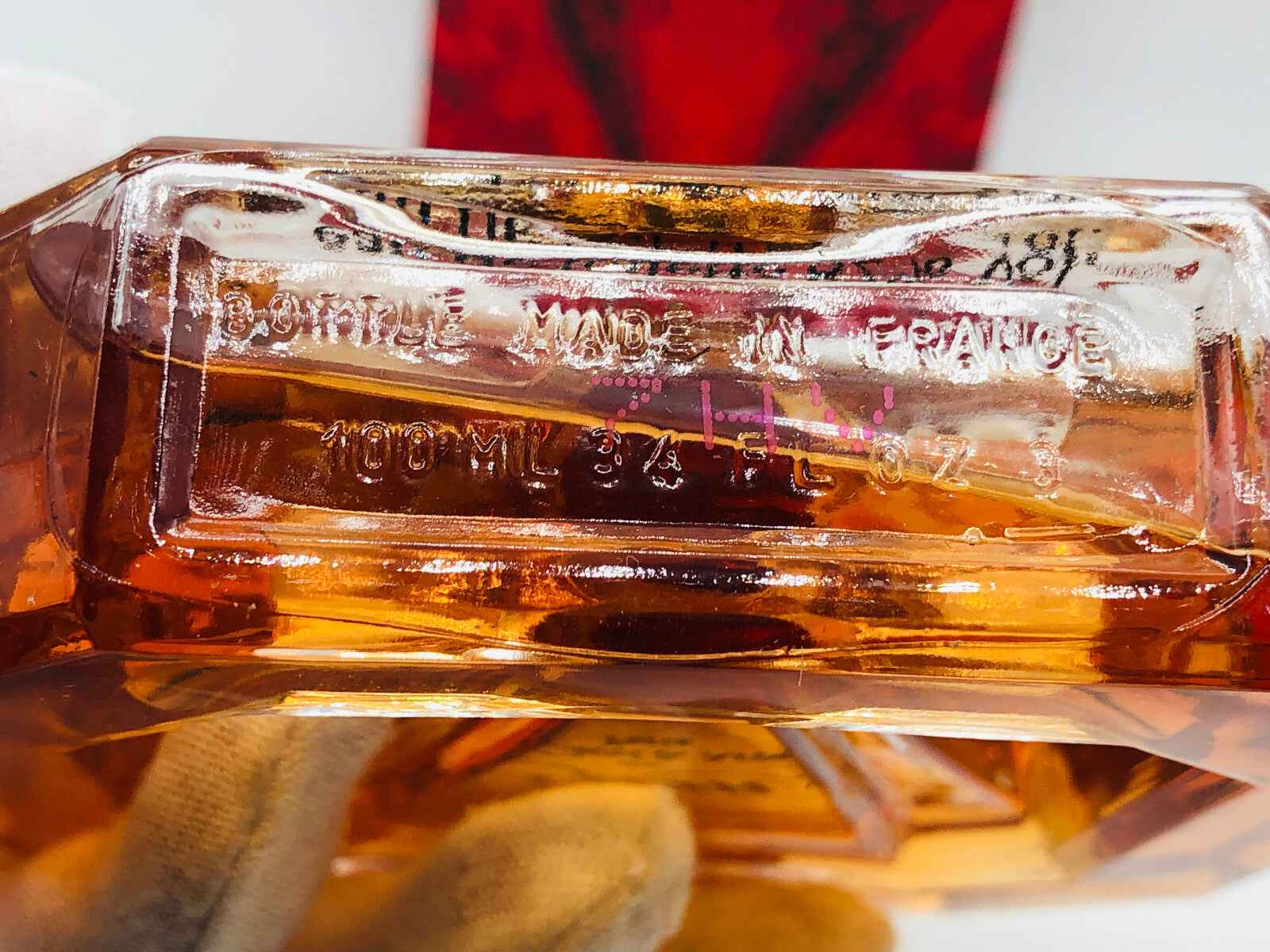 Bottiglia di profumo Gem Van Cleef con etichetta e dettaglio della base in stile elegante