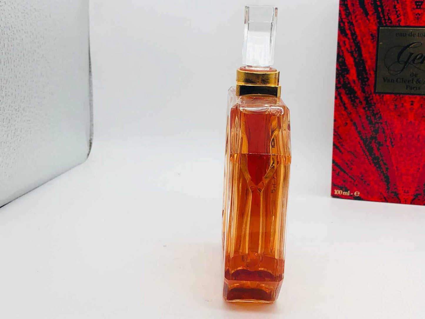 Flacone di profumo Gem Van Cleef in vetro con tonalità arancione e etichetta elegante