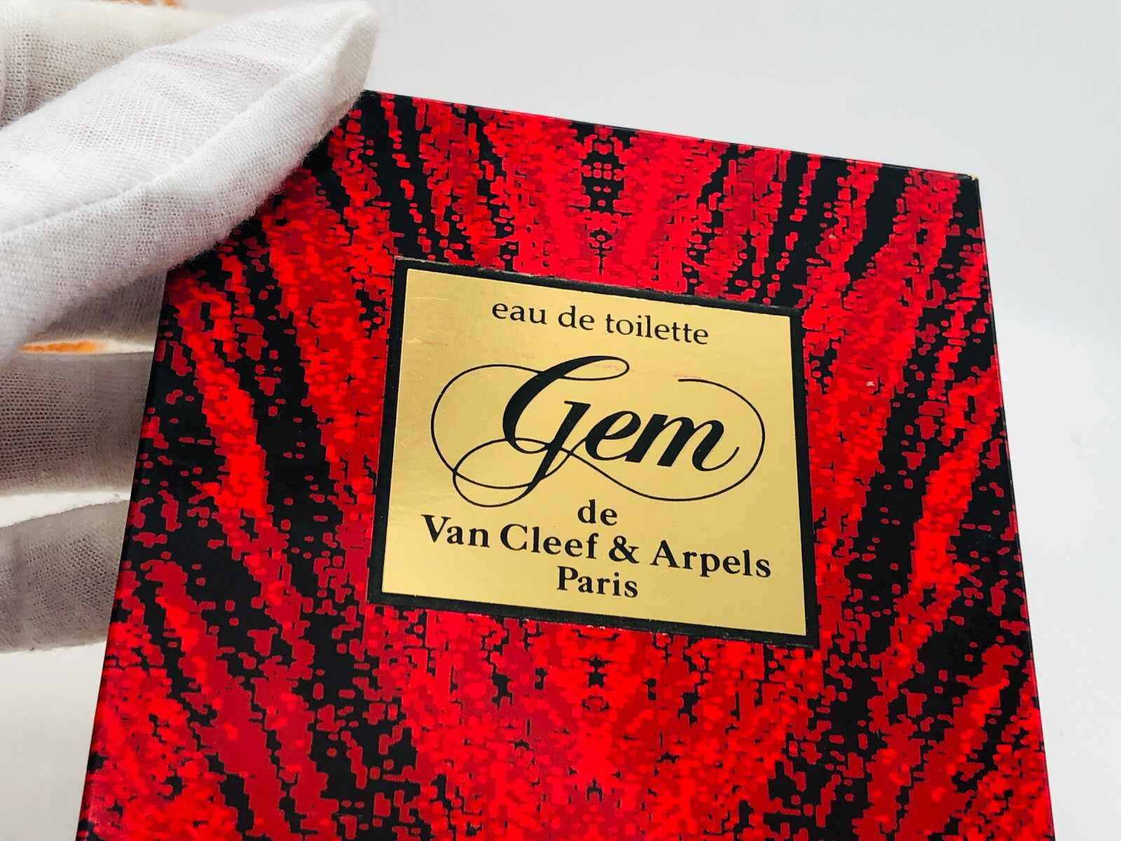 Scatola di profumo Gem Van Cleef & Arpels con design rosso vivace e etichetta elegante