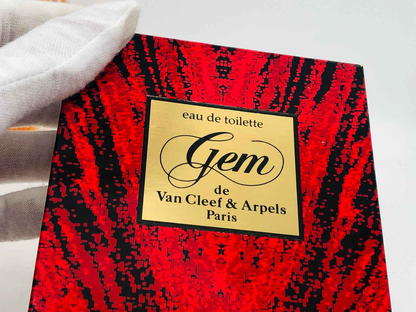 Scatola di profumo Gem Van Cleef & Arpels con design rosso vivace e etichetta elegante
