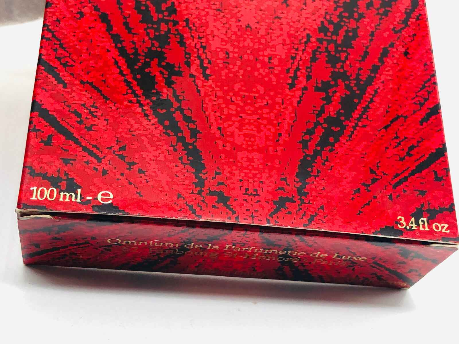 Scatola di profumo Gem Van Cleef da 100ml con design rosso brillante per un'esperienza lussuosa