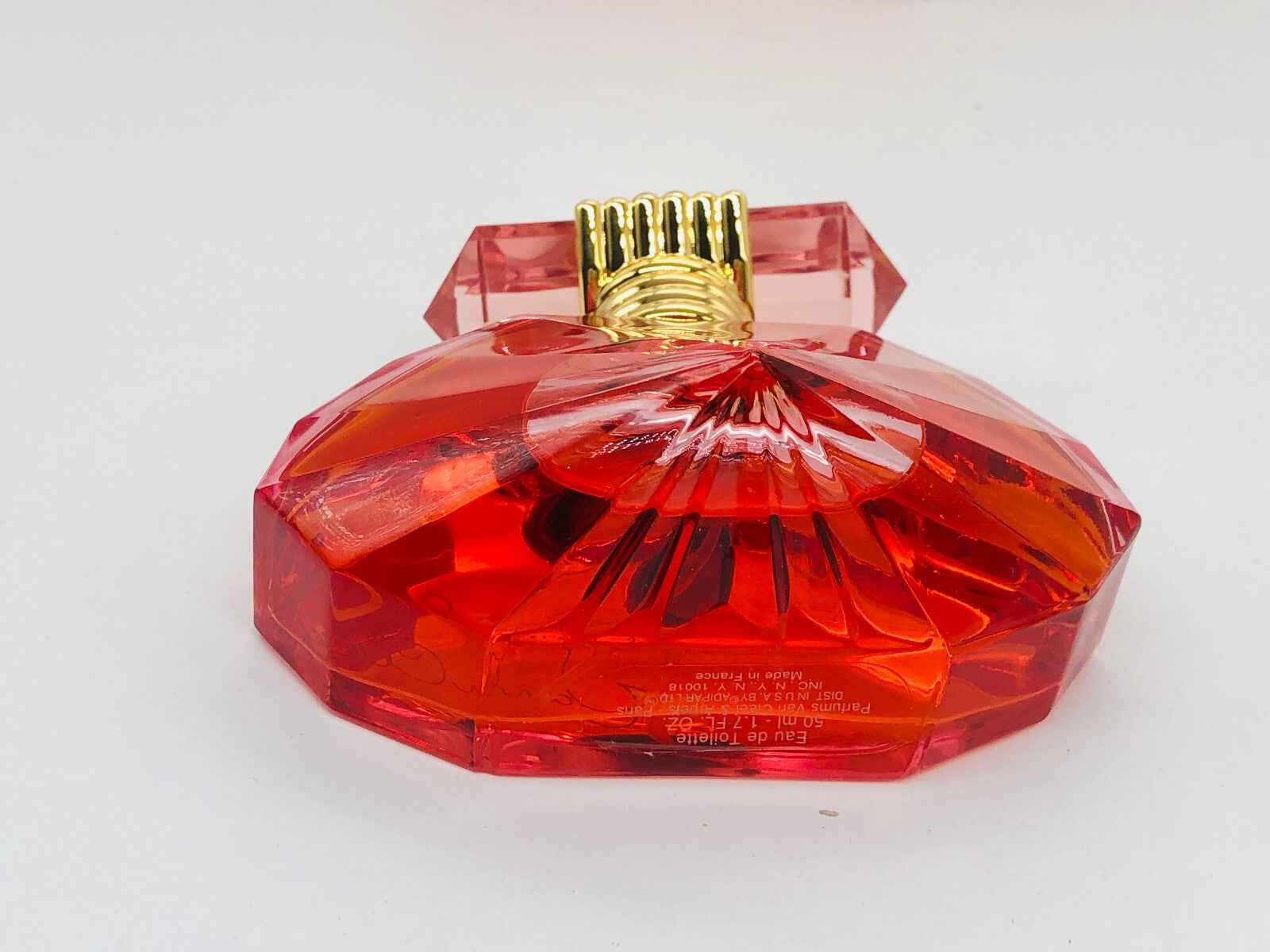 Flacone di profumo vintage Van Cleef Collection in vetro rosso elegante e design raffinato