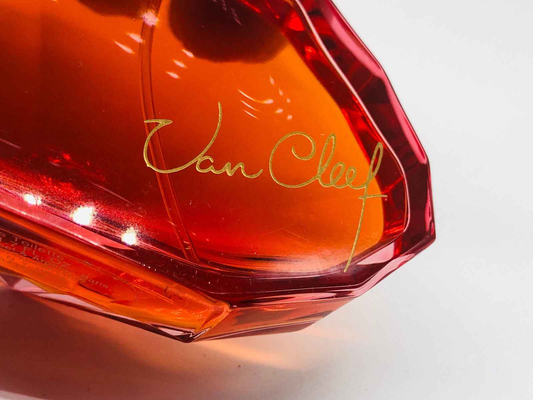 Bottiglia di profumo Vintage Van Cleef Collection con design elegante e colori caldi