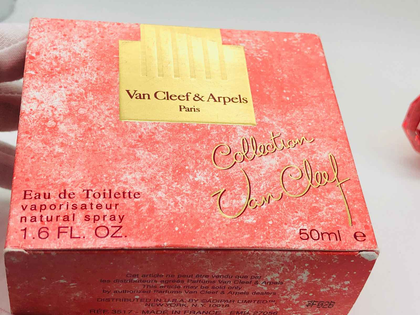 Scatola di profumo Vintage Van Cleef Collection con lussuoso design rosso e logo dorato