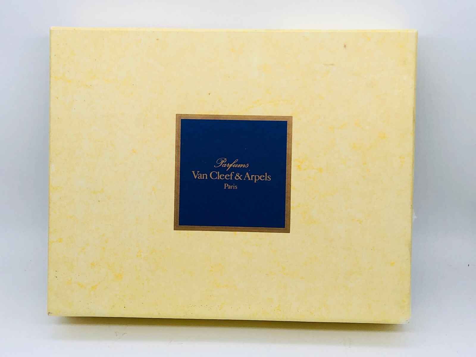 Scatola del profumo Tsar Van Cleef & Arpels con design elegante e classico