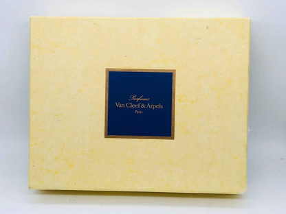 Scatola del profumo Tsar Van Cleef & Arpels con design elegante e classico