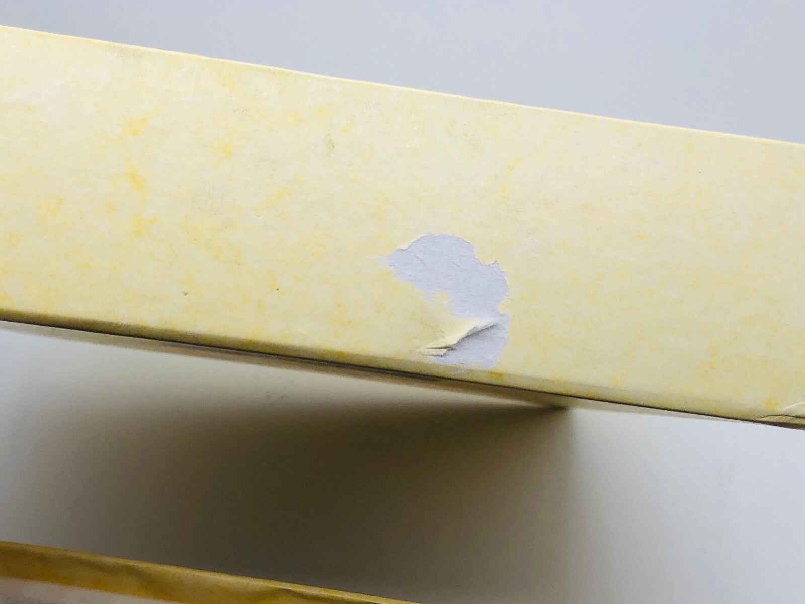 Confezione danneggiata del profumo Tsar Van Cleef con un pezzo di carta staccato