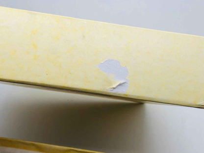 Confezione danneggiata del profumo Tsar Van Cleef con un pezzo di carta staccato