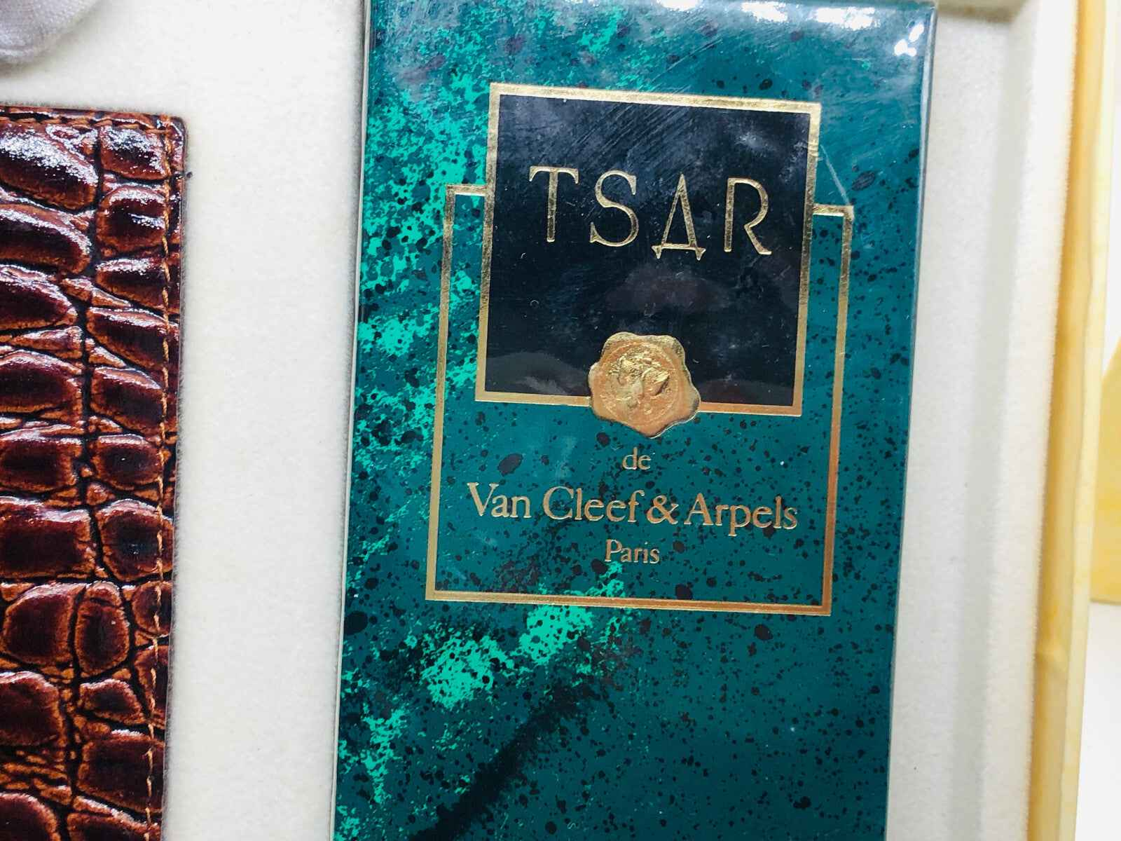 Scatola del profumo Tsar Van Cleef con design elegante e dettagli in oro per un tocco di lusso