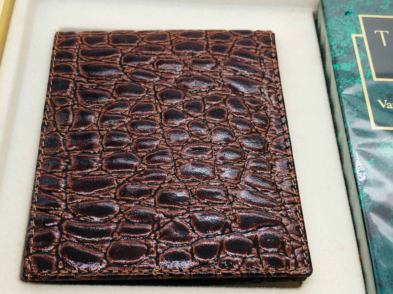 Portafoglio in pelle marrone effetto coccodrillo con confezione del profumo Tsar Van Cleef
