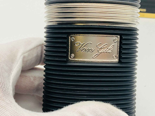 Flacone di Profumo Van Gils Vintage con etichetta metallica per un tocco elegante