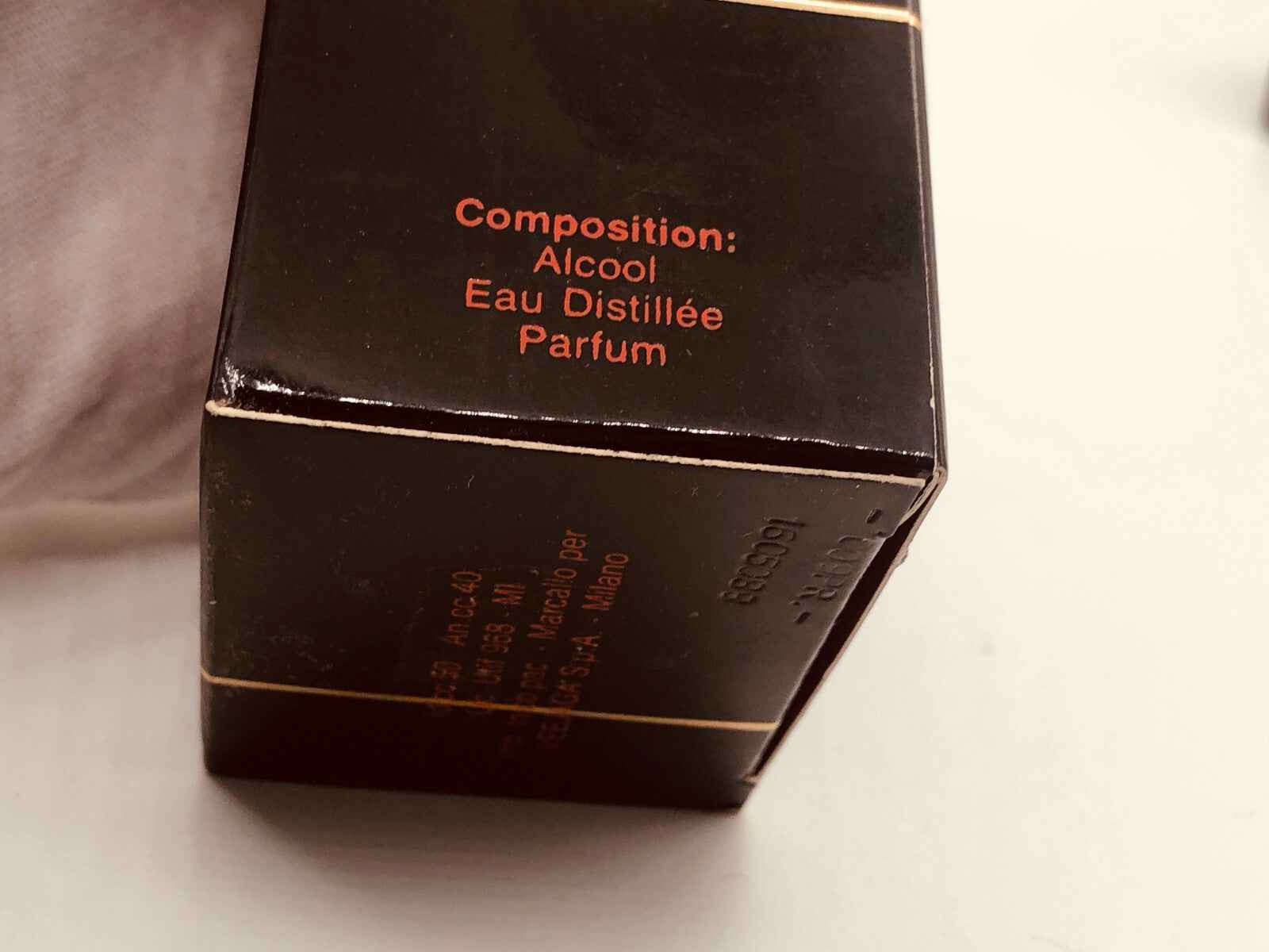 Scatola di profumo Veejaga Black Hascish con informazioni sulla composizione sul lato
