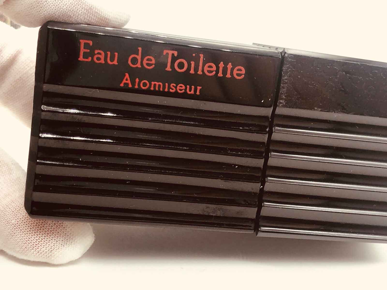 Flacone di profumo Veejaga Black Hascish con design elegante e moderno