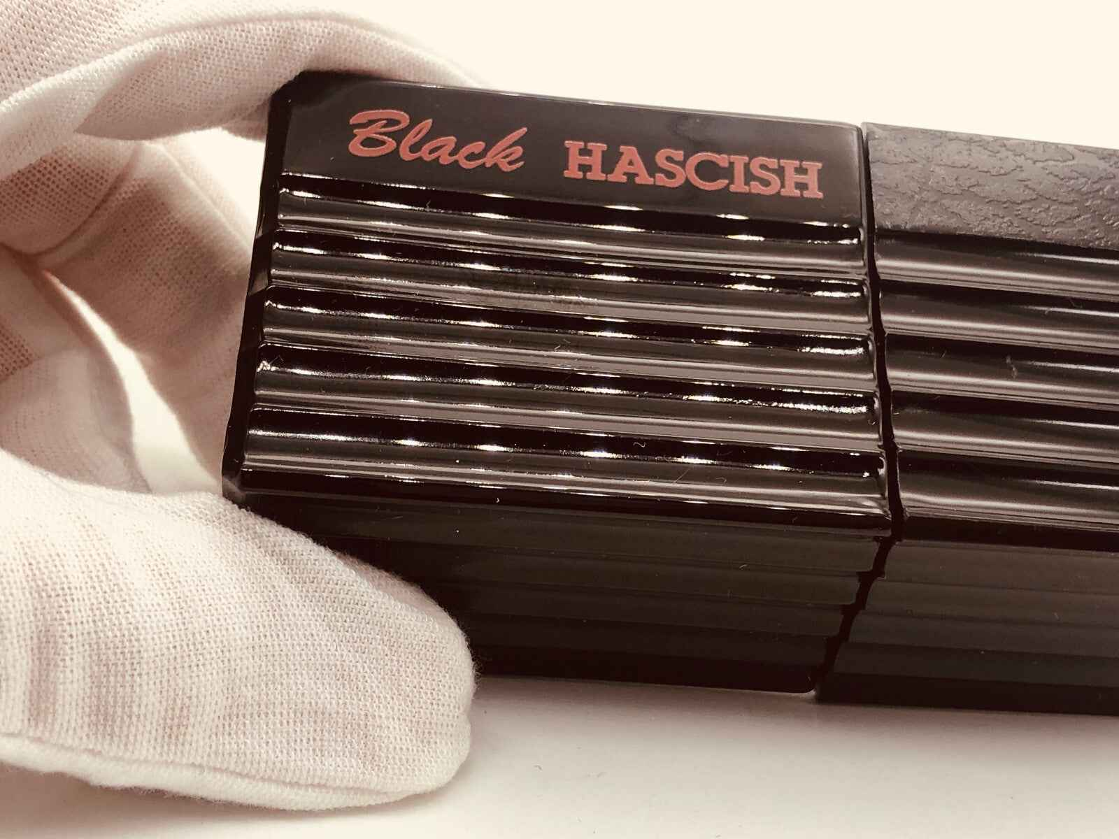Veejaga Black Hascish in confezione elegante con design lucido per aromi esclusivi