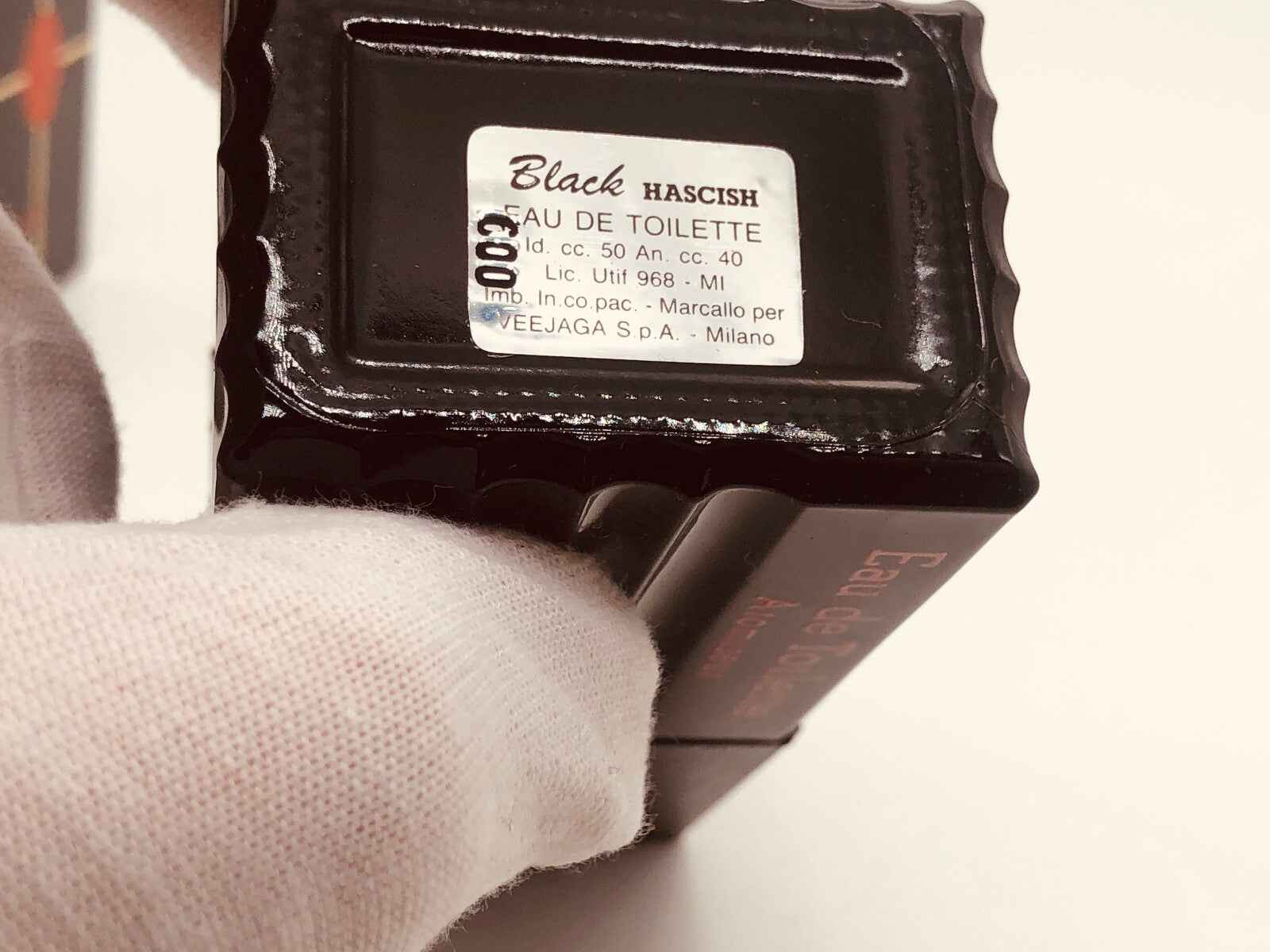 Flacone di profumo Veejaga Black Hascish con etichetta e tappo decorativo elegante