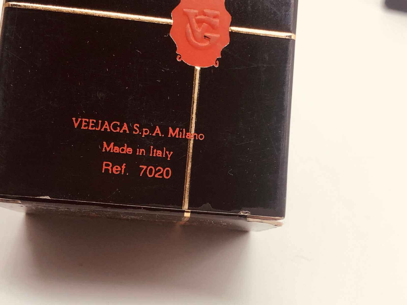 Scatola di Veejaga Black Hascish con logo rosso e riferimento 7020, Made in Italy