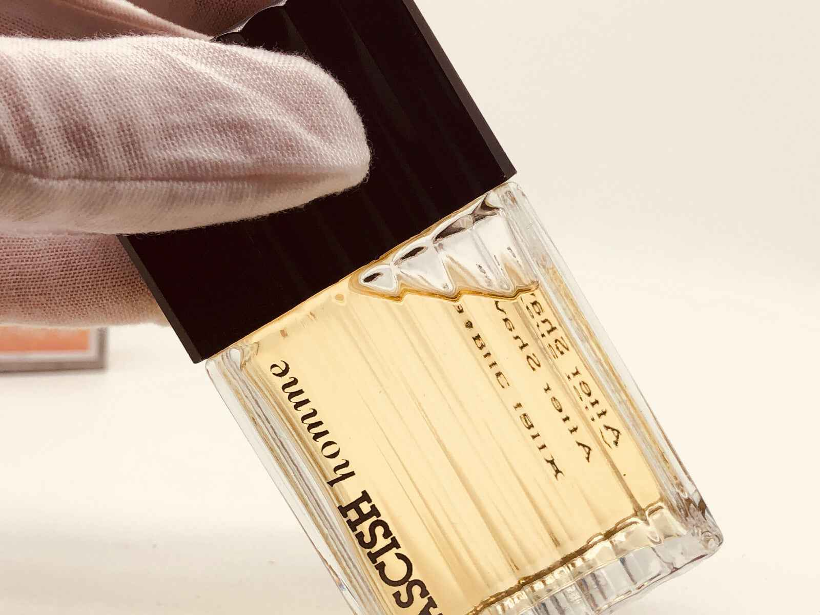 Profumo Veejaga Hascish Pour Homme in flacone elegante con tonalità dorate
