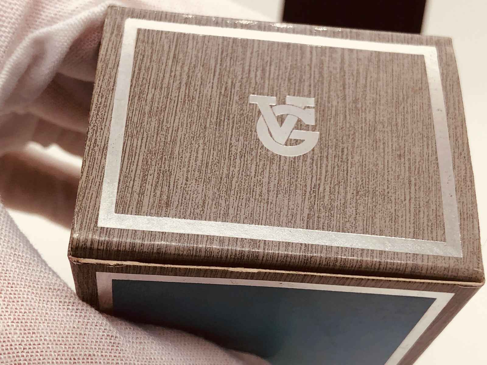 Scatola di profumo Veejaga Hascish Pour Homme con logo elegante e finitura in legno