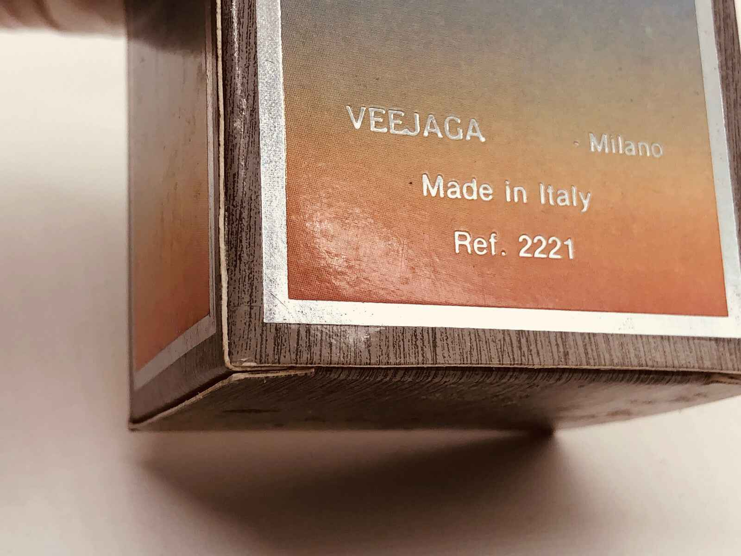 Scatola di profumo Veejaga Hascish Pour Homme con design elegante, made in Italy.